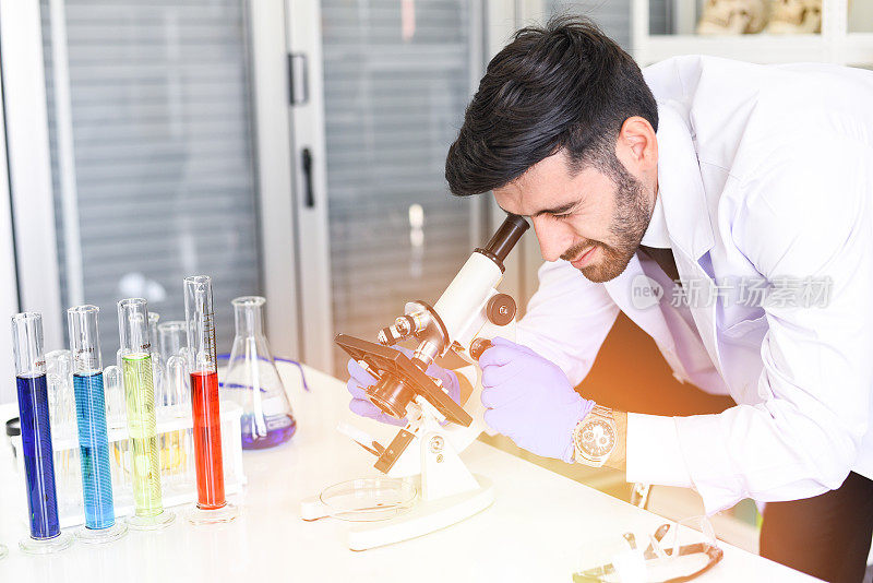 实验室生物化学、遗传学、法医学、微生物学和试管方面的男性科学家或博士-在现代实验室中一起进行实验和观察显微镜的科学家研究