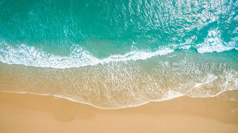 俯视图航空图像从无人机令人惊叹的美丽的海景海滩与绿松石水与复制空间为您的文本。美丽的沙滩与绿松石水，无人机无人机拍摄。