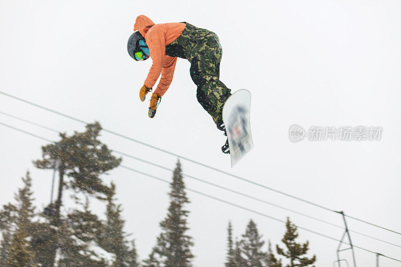 在科罗拉多州落基山脉的滑雪度假村小镇滑雪和单板滑雪活动