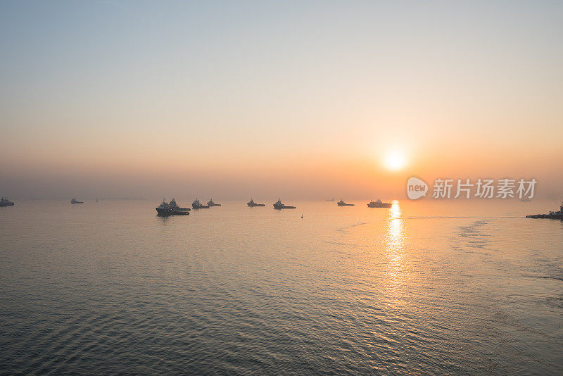 日落时分，商业船只停泊在孟买附近。