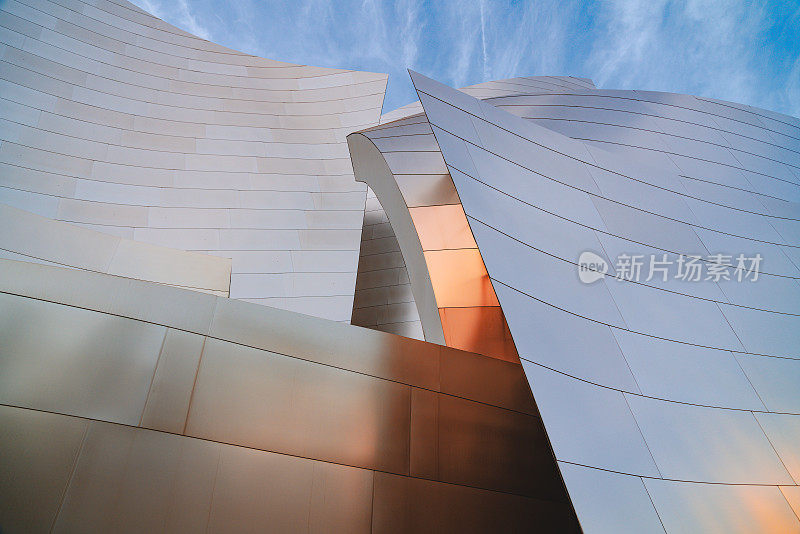 华特迪士尼音乐厅，洛杉矶爱乐乐团的家。建筑抽象的现代建筑与多云的天空背景