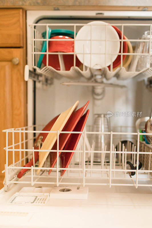 装满脏盘子的洗碗机