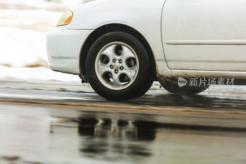 在冰雪潮湿的道路上驾驶美国西部冬季旅行系列