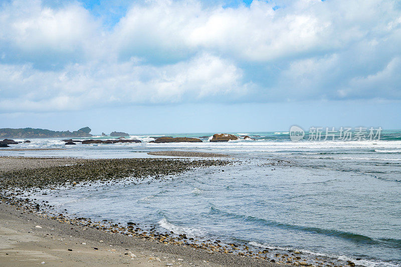 在啄木鸟湾的狐狸河海滩，6号州公路，新西兰