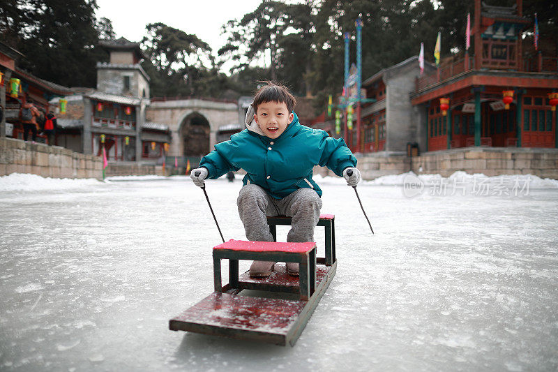 在北京的颐和园里，孩子们在湖上结冰，享受滑雪、滑冰、冰上自行车的乐趣。