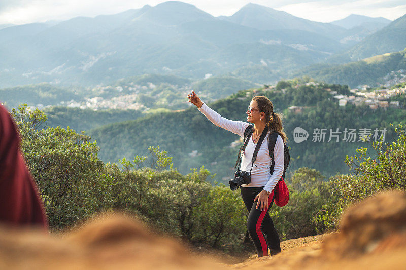 女人在山上自拍