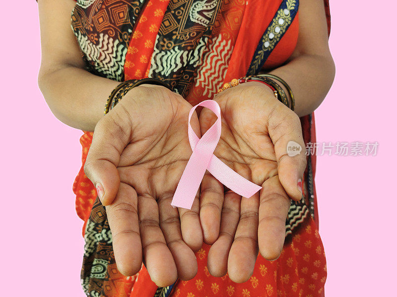 印度妇女手拿粉红丝带，乳腺癌意识象征，与癌症抗争