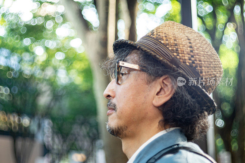 一名男子站在东京表参道林荫街道前的头像