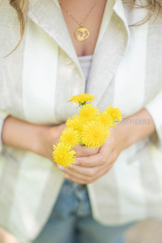 年轻迷人的漂亮女人拿着花