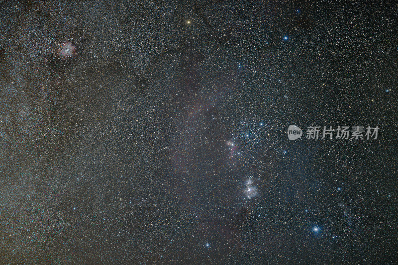 银河系和猎户座的一部分在罗马尼亚的冬季天空中拍摄