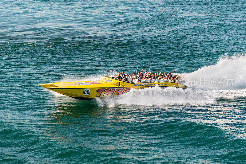 游客乘坐高速观光船游览迈阿密和迈阿密海滩