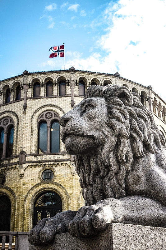 挪威首都奥斯陆的议会大厦和狮子雕像