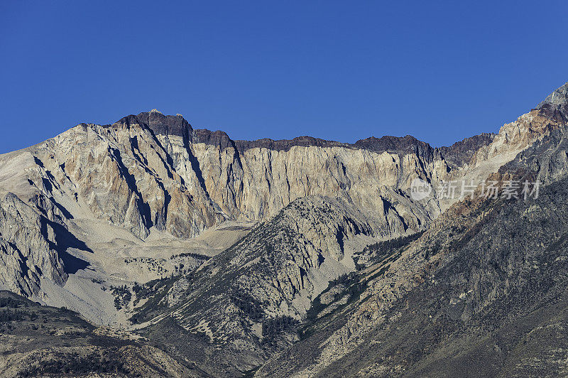 加州内华达山脉花岗岩顶部的变质岩屋顶垂饰