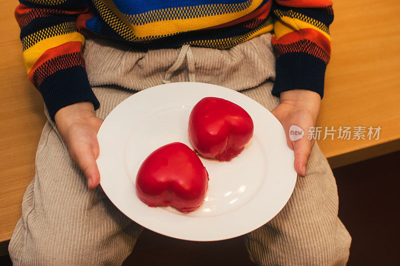 孩子们吃饼干的照片