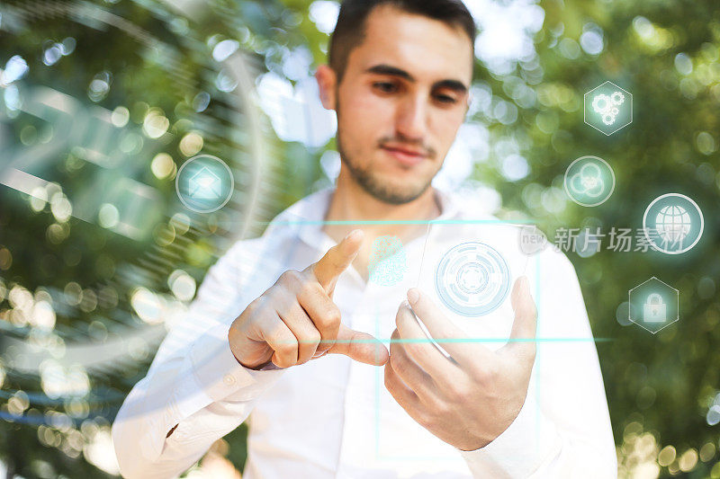 穿着西装的男人的手，使用了一个未来的玻璃电话与最新的先进全息技术。概念:未来、技术、智能手机、增强现实。