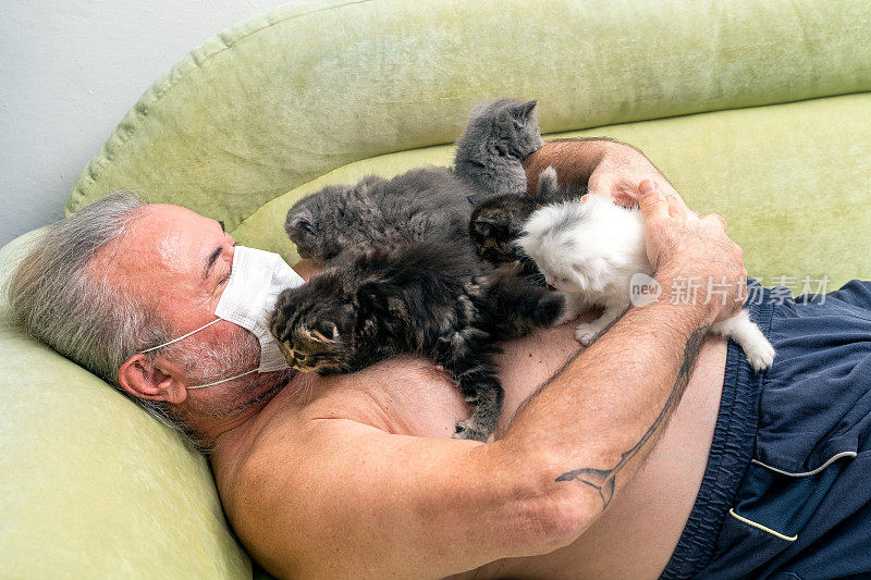 老人花时间在家里隔离他美丽的小猫流感过程