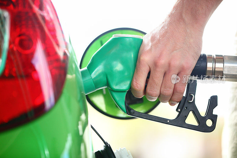 加油站加油或生物柴油在绿色汽车