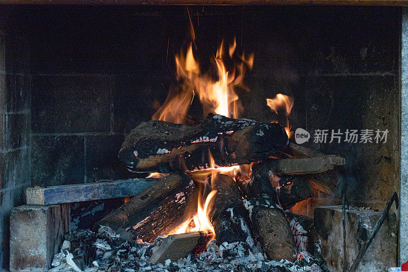 冬天在壁炉旁很舒服