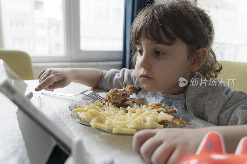 小女孩正在吃鸡肉