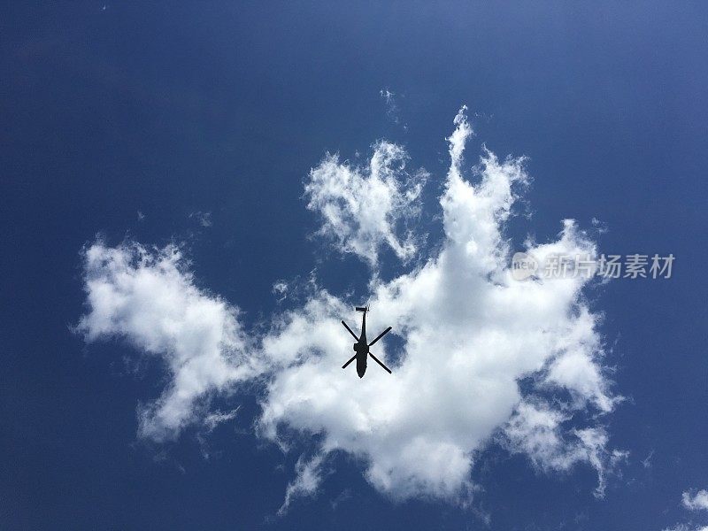 天空中有云和军用直升机