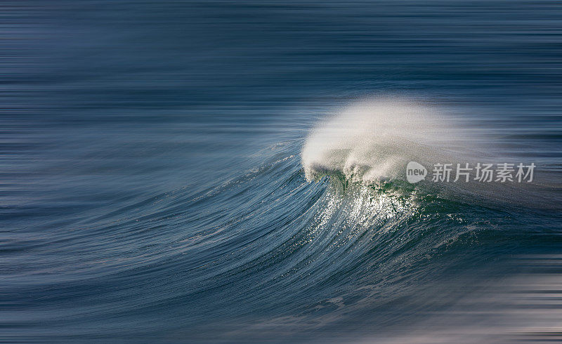 海浪拍打着浪花