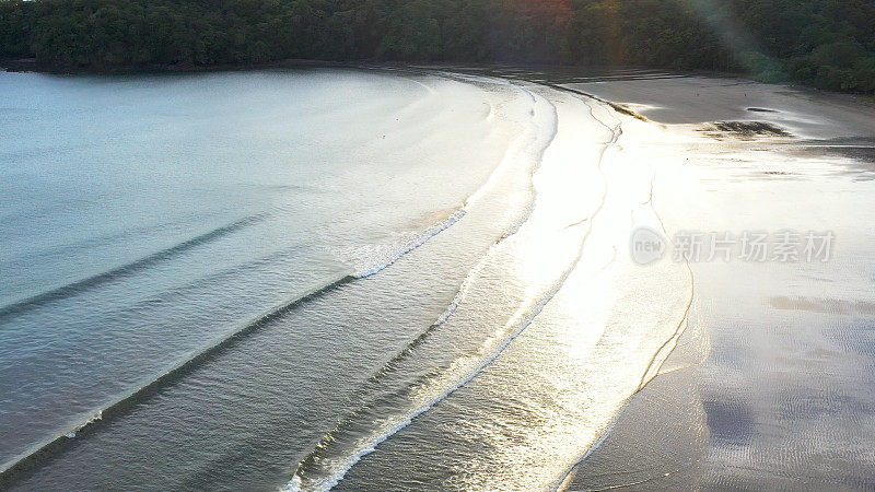 日出时沙滩上海浪的鸟瞰图