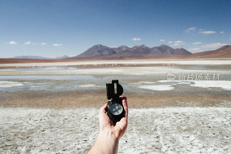 一个手里拿着指南针的人在玻利维亚的Altiplano