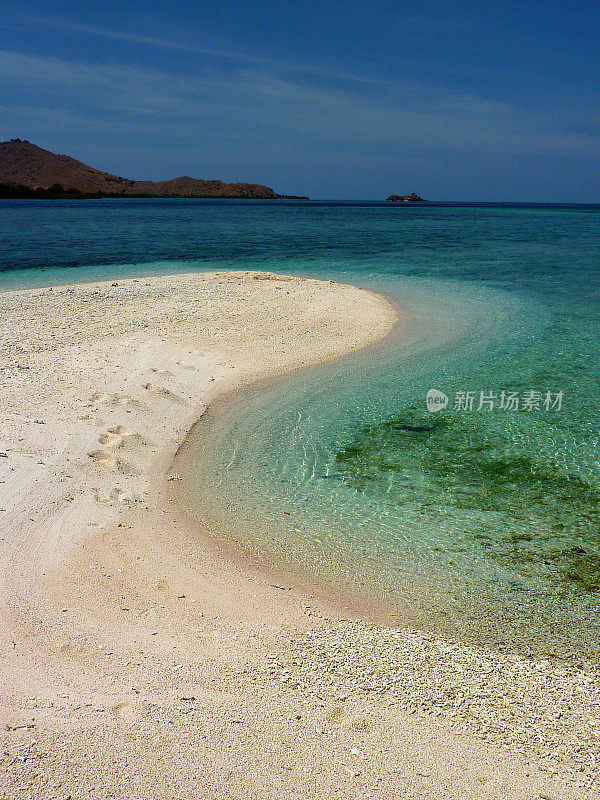 透明的弗洛雷斯海在Sebayur岛，印度尼西亚