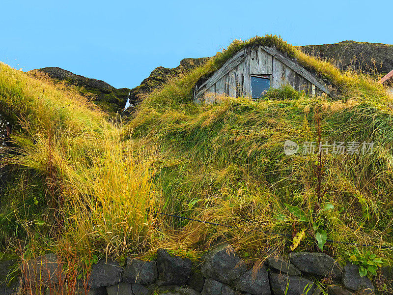 草皮屋和Gljúfrabúi瀑布南冰岛