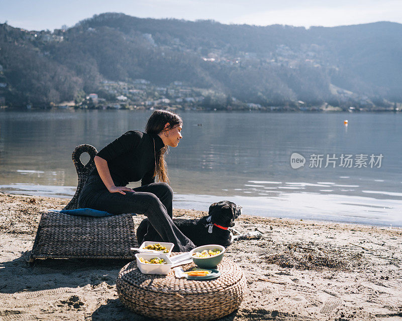 那位年轻女子喜欢早晨在湖边野餐