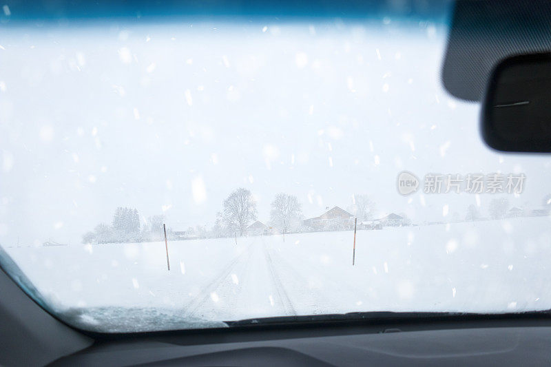 大雪期间在乡村道路上开车