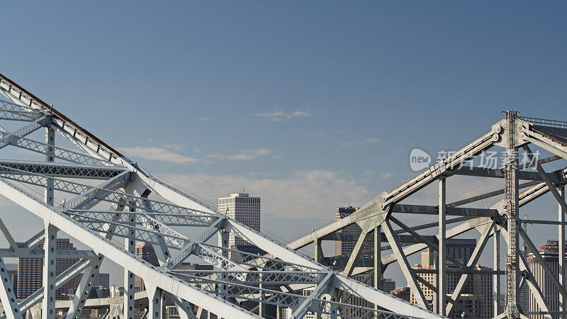 新奥尔良天际线在新月城市连接桥后面
