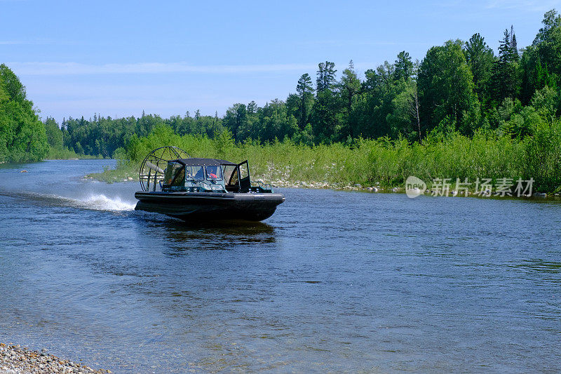 Snezhnaya河上的汽艇。俄罗斯西伯利亚