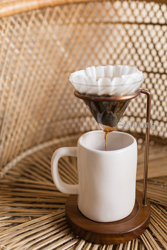 以藤条为背景的中世纪现代波西米亚风格的热咖啡