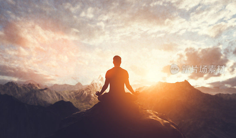男人在瑜伽姿势，禅宗冥想在日落。