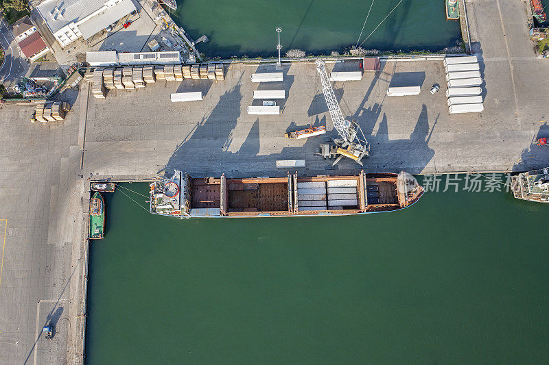 国际集装箱港口货轮鸟瞰图。