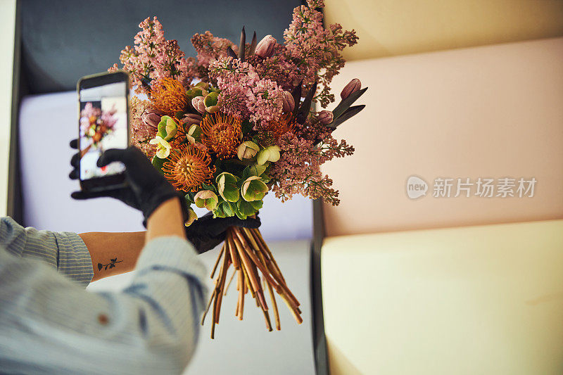 女花商拍摄美丽的花束