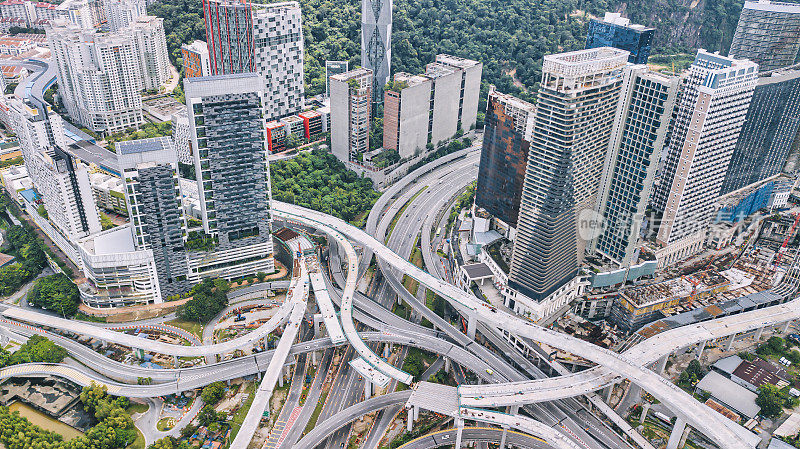 无人机直接俯瞰正在建设的城市与未完工的高架道路交叉路口