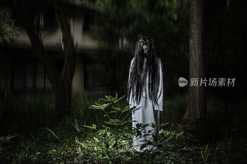可怕的日本女巫幽灵与废弃的房子在森林