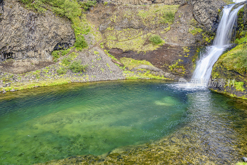 令人惊叹的Gjáin瀑布谷，位于欧洲美丽独特的岛国冰岛