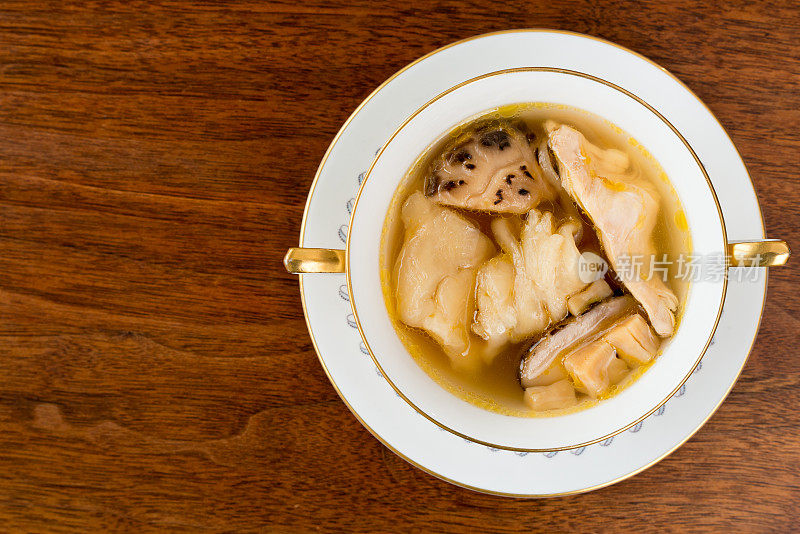 美味的中国食物——古老的英国汤碗里的鱼肚和鸡汤