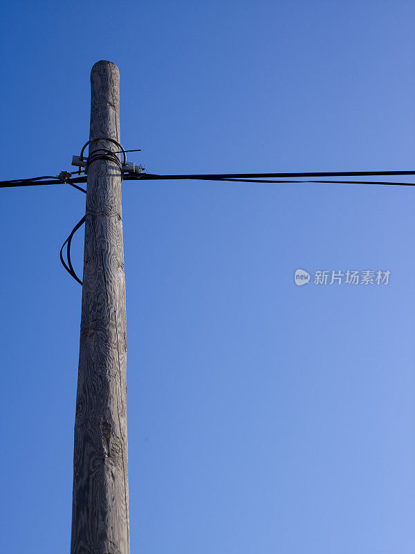 蓝色天空下的木制电线杆