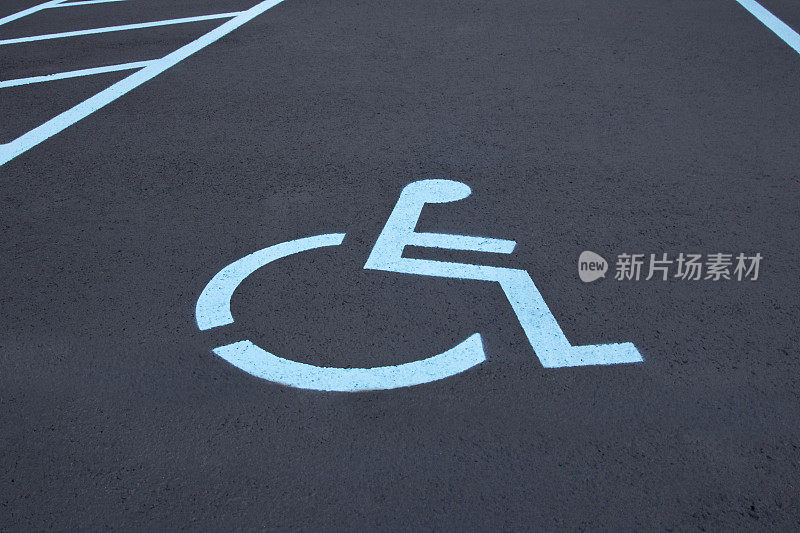 残疾人停车标志在指定区域