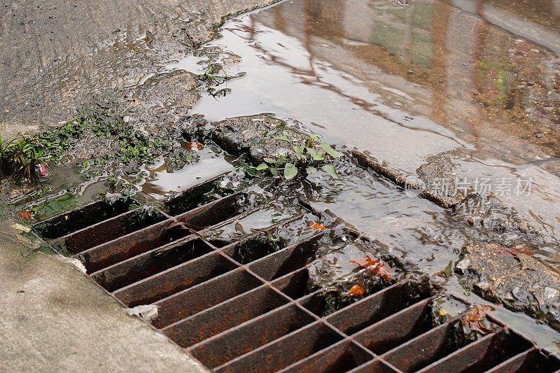 大雨后从下水道流出的水