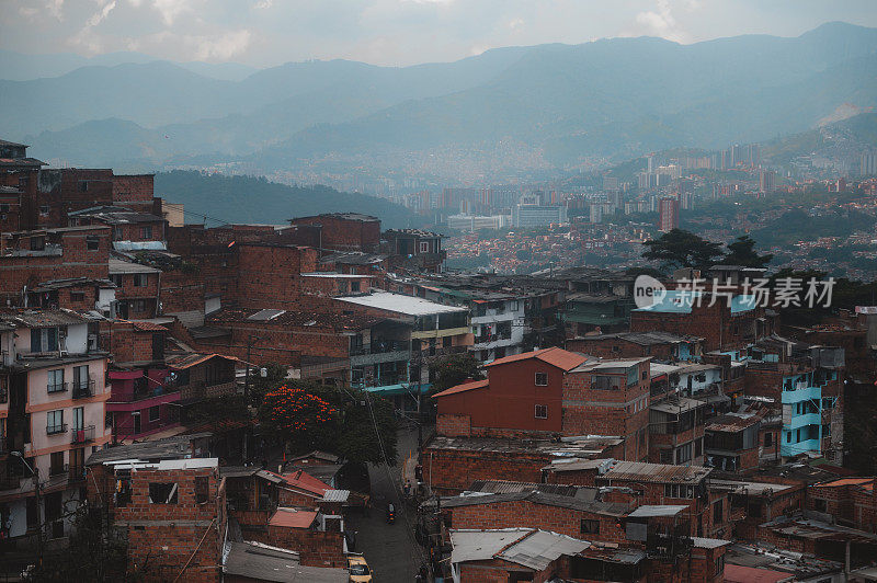 哥伦比亚麦德林(Medellin)科穆纳(Comuna)山上的房屋