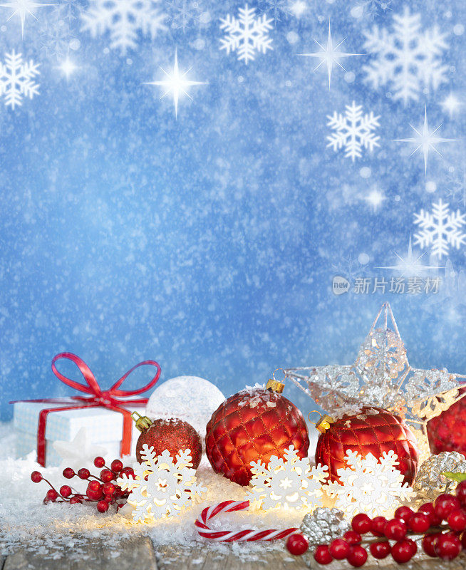 圣诞背景雪花纷飞，礼品盒，小玩意，c