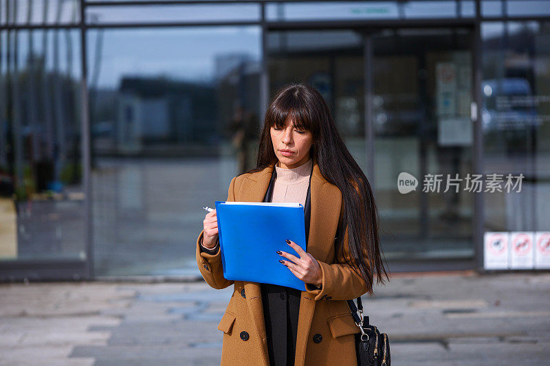 一位敬业的白人女建筑师的肖像