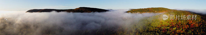 全景美丽的日出与雾在秋天翻滚在山上，Québec，加拿大