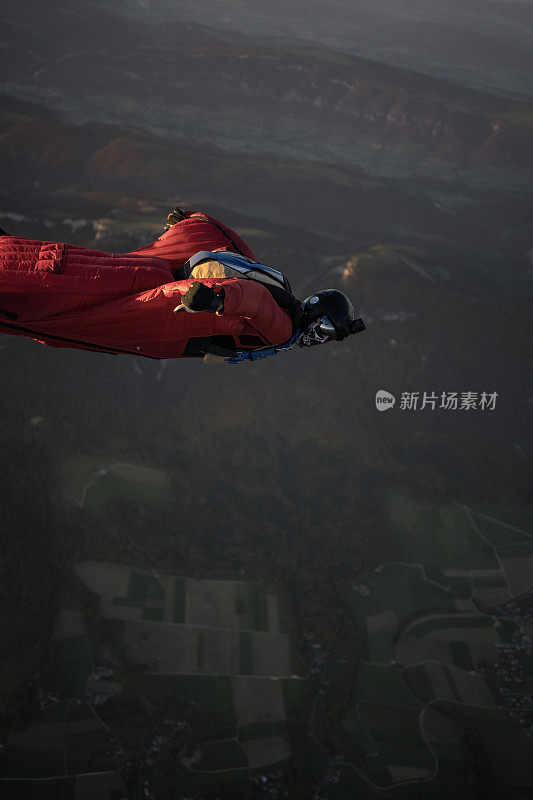 翼装飞行器在瑞士山区上空翱翔