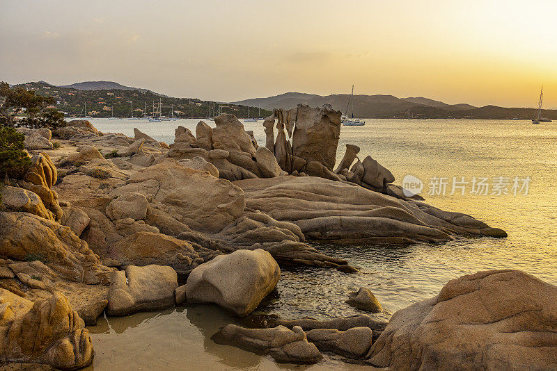 意大利撒丁岛，卡拉中队，日落时岩石形成的狂野海岸线。